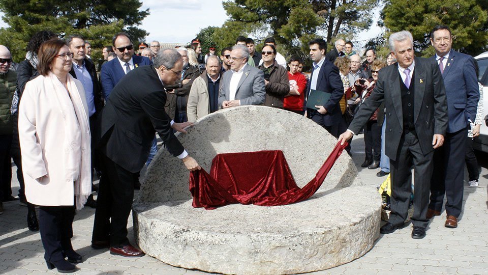 El descobriment de la placa commemorativa de la plaça 1 d'Octubre de Bellaguarda.