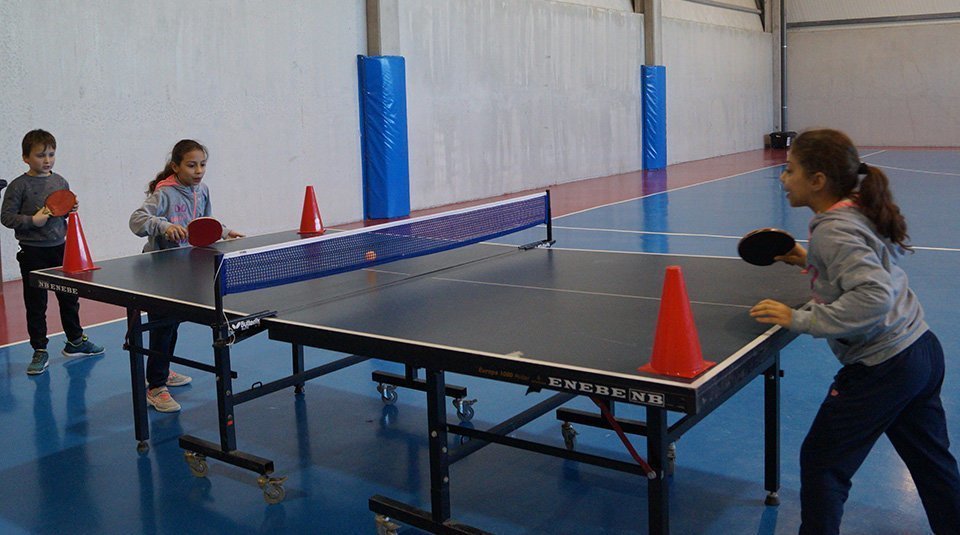 Alumnes de l'Escola Mestre Ignasi Peraire practiquen el tennis taula 2