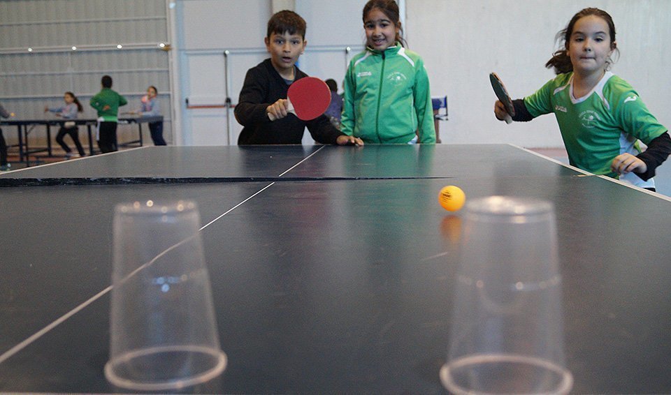 Alumnes de l'Escola Mestre Ignasi Peraire practiquen el tennis taula 3