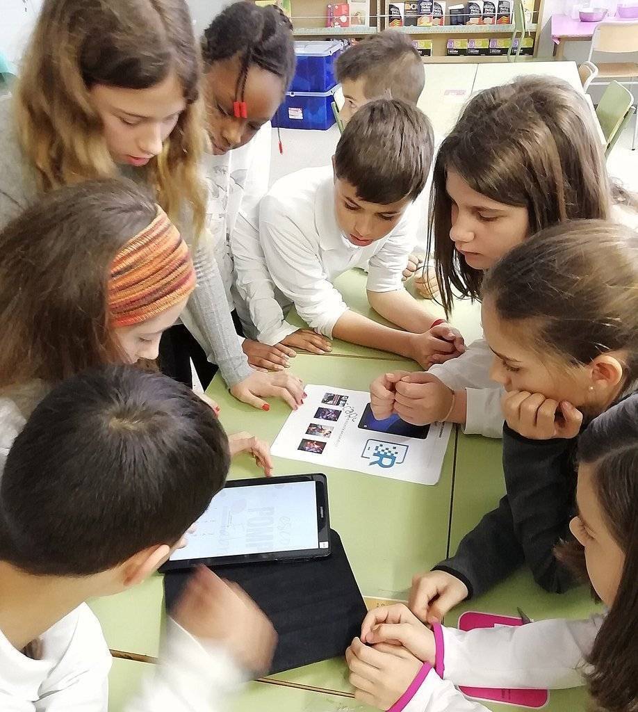 Els alumnes de lescola Pompeu Fabra busquen les pistes a l'Scape Room