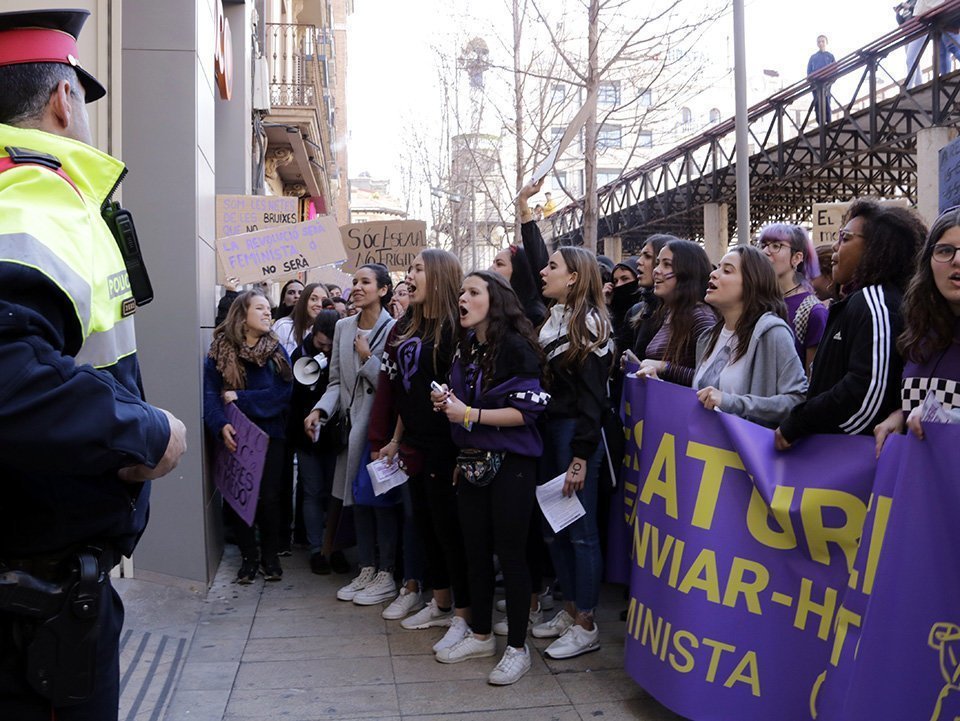 Imatge pla sencer del piquet de la vaga feminista a Lleida davant la botiga Stradivarius protestant i demanant el tancament. El 8 de març de 2019. (Horitzontal)