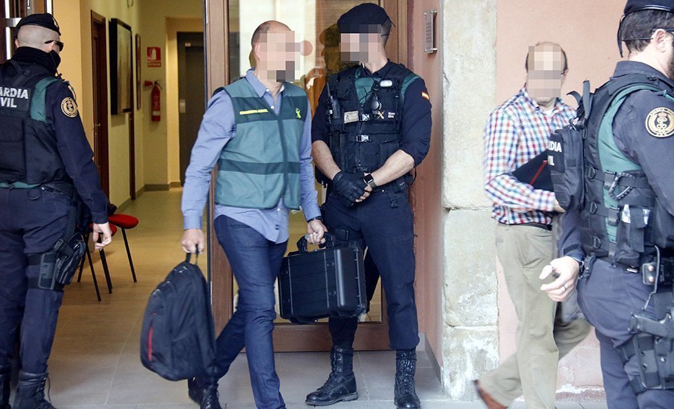 La comitiva judicial sortint de l'Ajuntament d'Almacelles