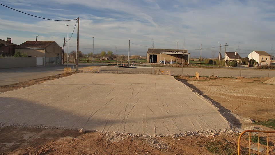 Preparació del paviment per la pista de Pàdel