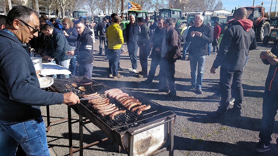 Esmorzar als Camps Elisis de Lleida abans de la protesta que Unió de Pagesos