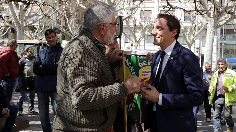 Un pagès conversant amb el subdelegat del govern a Lleida, José Crespín