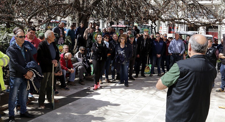 El portaveu d'Unió de Pagesos, Jaume Pedrós llegint el manifest davant de la Subdelegació del govern a Lleida