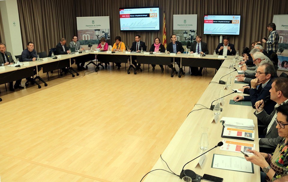 Pla obert de la reunió de la Plataforma per a la millora de la línia Barcelona-Manresa-Lleida, celebrada el 15 de març del 2019 a la Diputació de Lleida. (Horitzontal)