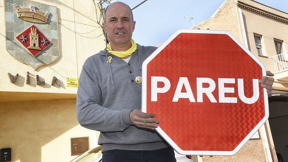 L’alcalde de Torrelameu, Carles Comes, amb un dels senyals de Pareu