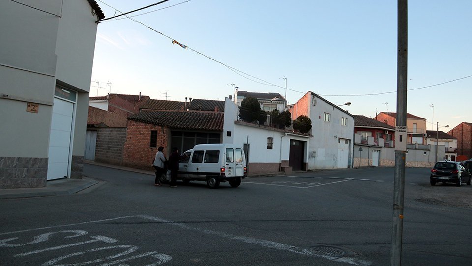 Un pal amb el senyal de Pareu arrencat a Torrelameu