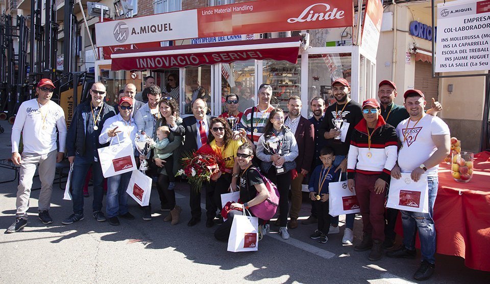 Tots els finalistes del Concurs de conductors de carretons elevadors Tallers A. Miquel