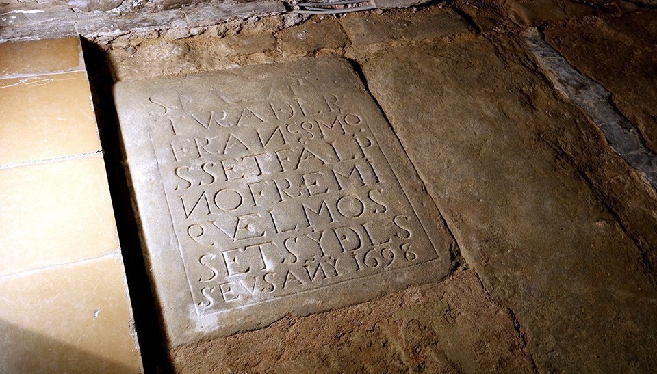 Primer pla de la làpida trobada a l'església de Santa Maria de Linyola. Imatge del 19 de març de 2019. (Horitzontal)