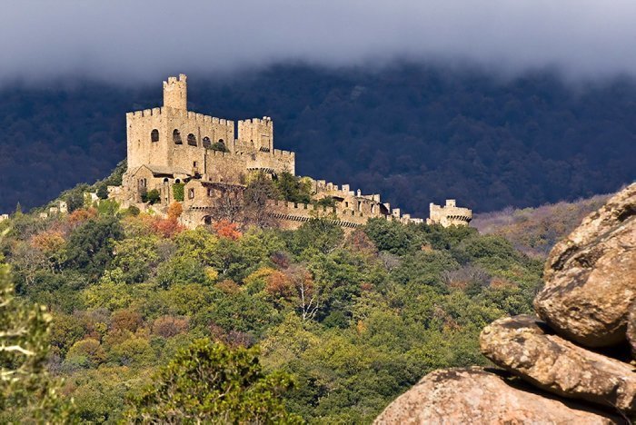 Vista del Castell de Requesens.