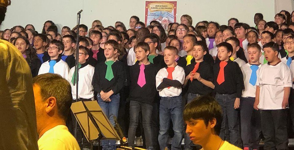 Els escolars dels centres educatius del Pla d'Urgell que participen en el Cantem