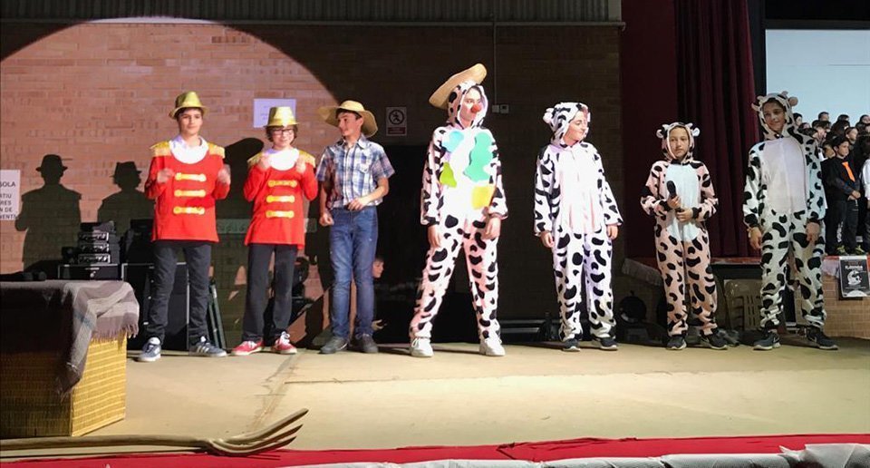 Joves actors en la cantata Florinda, la vaca pallassa