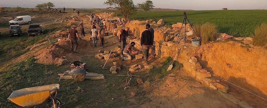 Els participants en el taller pràctic de pedra seca dels Espais naturals de Ponent