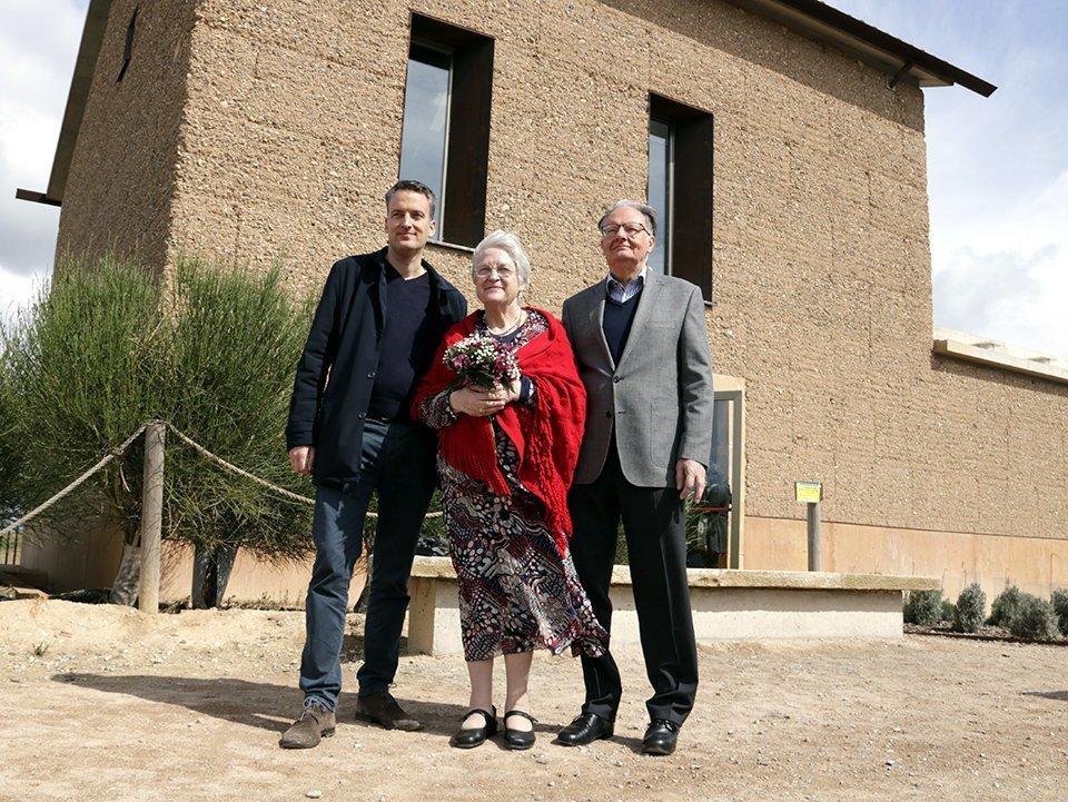 La propietària de Cal Sinen, Carme Greoles amb el seu home i el seu fill