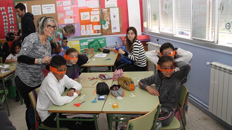 Els alumnes de l'escola Mestre Ignasi Peraire confeccionen les VAi ulleres