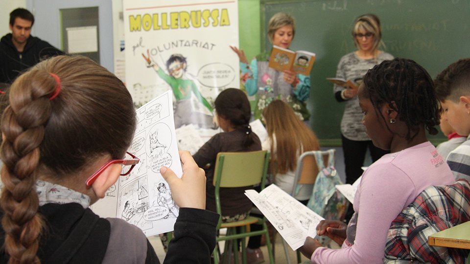 Els alumnes de l'escola Mestre Ignasi Peraire llegeixen el còmic de la VAi