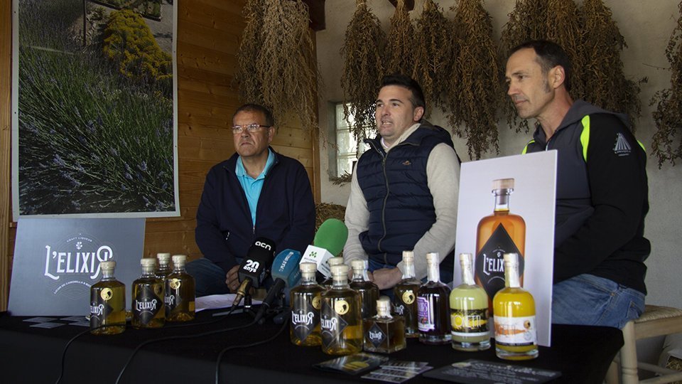 Gerard Barsalà, Àlex Mases, i Mingo Sarradell presenten el licor L'Elixir de camamilla