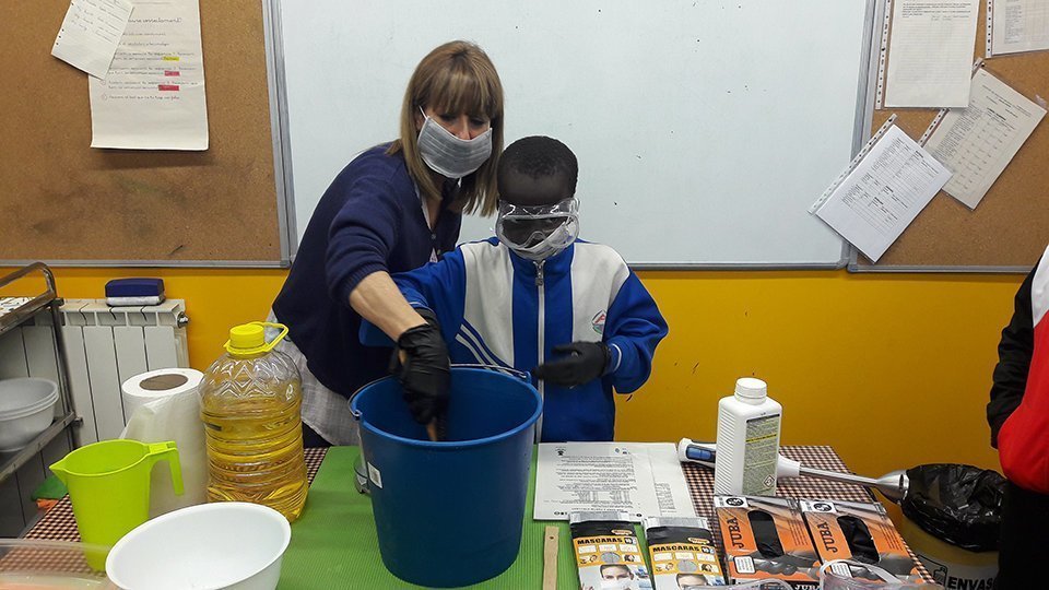 Els escolars de Guissona preparen sabó amb oli reciclat