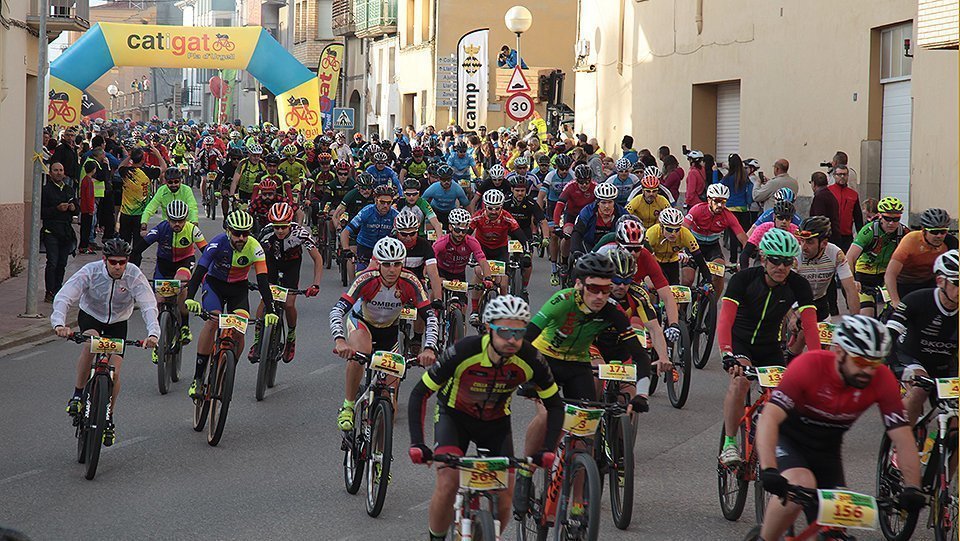 Els 1.200 ciclistes de la Marxa Catigat van sortir de Miralcamp