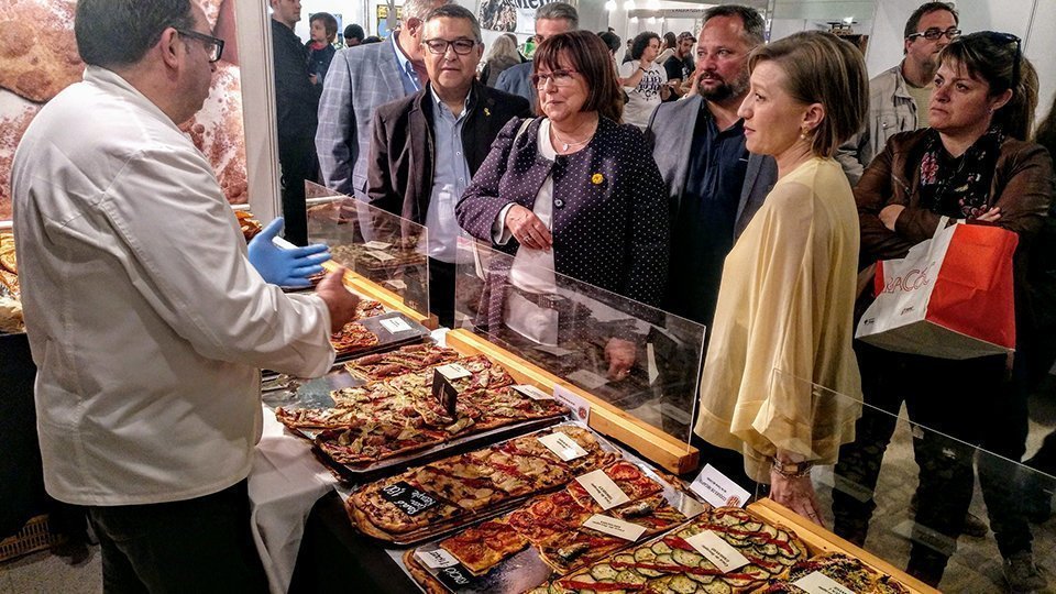 Visita de les autoritats locals als expositors