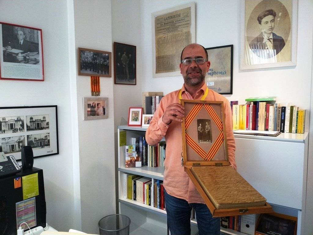 El documentalista de l'Espai Macià, Josep Segura, mostrant el llibre de dedicatòries al President.