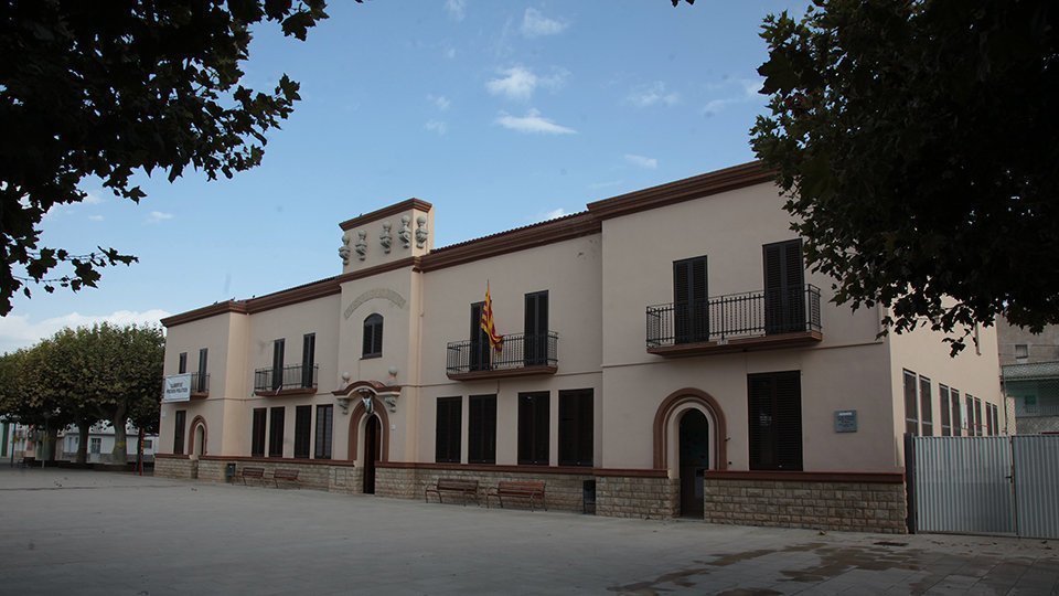 L'edifici de l'Ajuntament del Poal ocupat per l¡escola El Roser