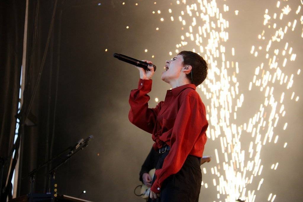 La cantant Chris, de Christine & The Queens, en un pla mitj.. durant el concert al Primavera Sound, el 30 de maig del 2019 (horitzontal).