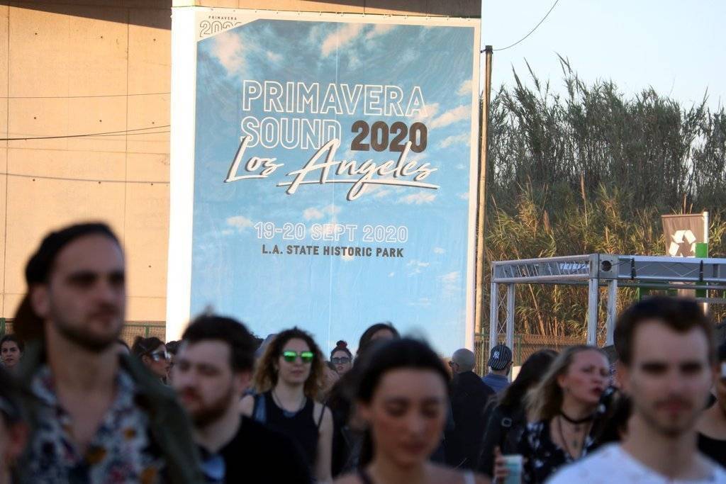Riuada de gent al Primavera Sound 2019, passant davant la lona que anuncia la primera edici.. del festival a Los Angeles (2020). Dissabte 1 de juny de 2019 (HORITZONTAL)