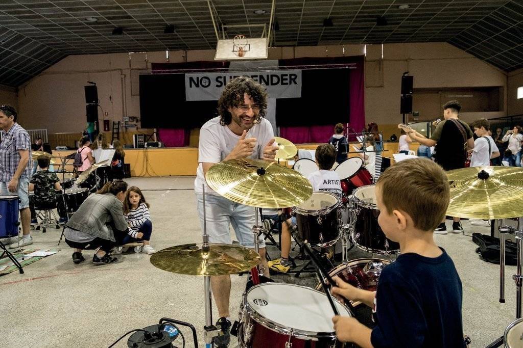 Antoni Tolmos, director musical del No Surrender Festival, amb un petit bateria, l'edició passada del No Surrender Kids - Albert Font