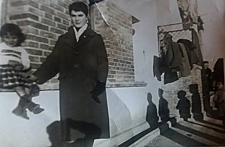 Imatge de la vida a les cases barates, Consol Fernandez Ajates