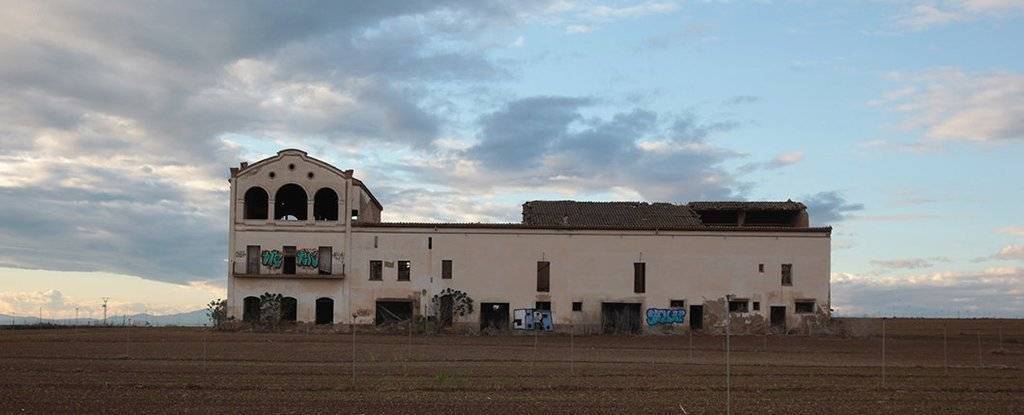 Imarge de la Torre del Gimferrer, entre conreus a Bell-lloc