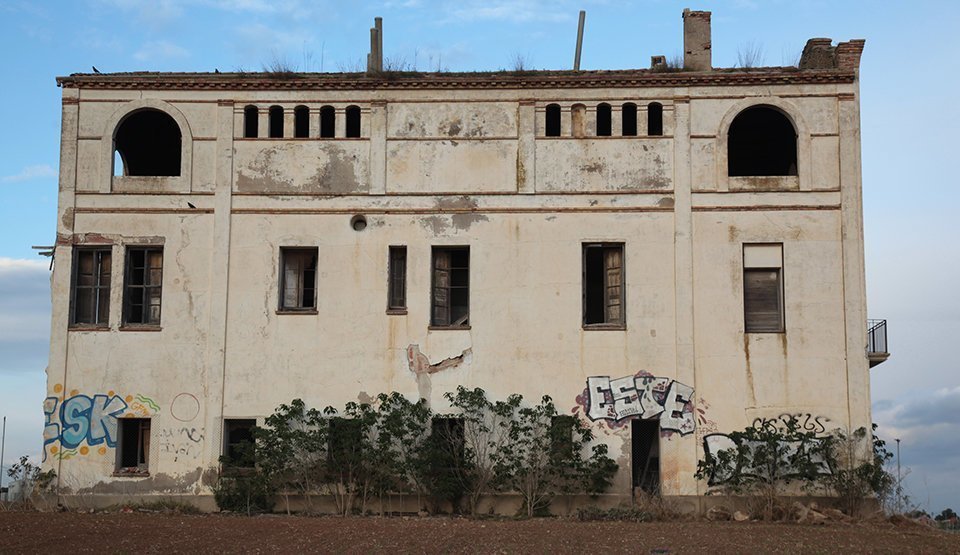 Imatge de la Torre del Gimferrer, entre conreus a Bell-lloc (3)