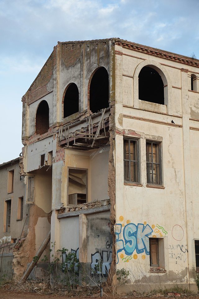 Imatge de la Torre del Gimferrer, entre conreus a Bell-lloc