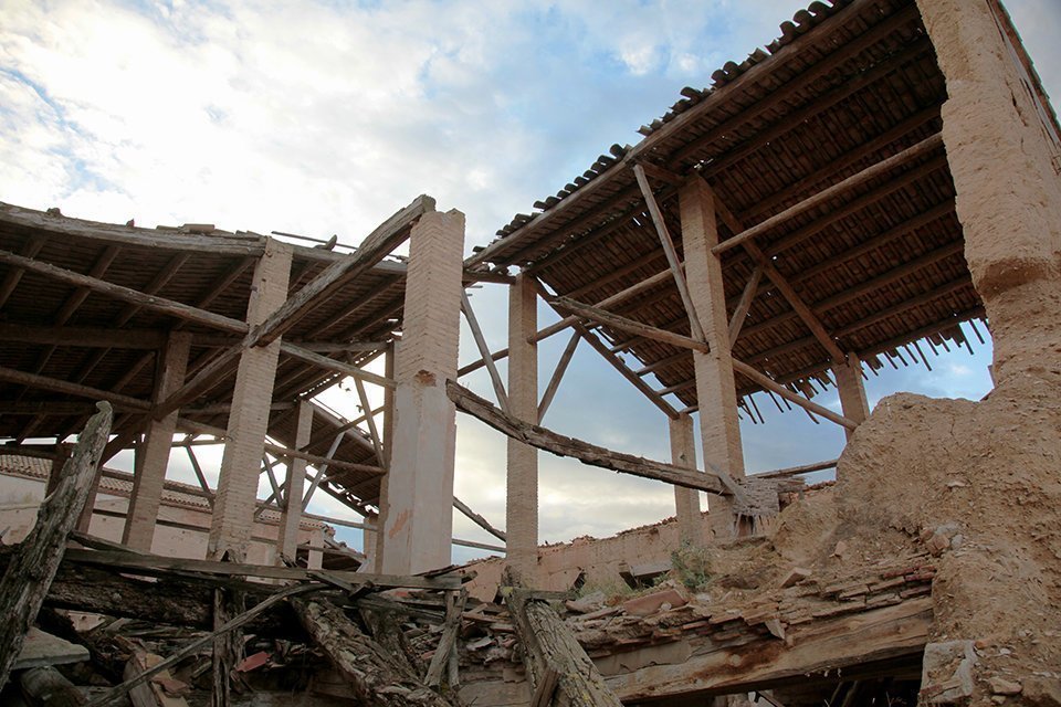 Imatge de la Torre del Gimferrer, entre conreus a Bell-lloc