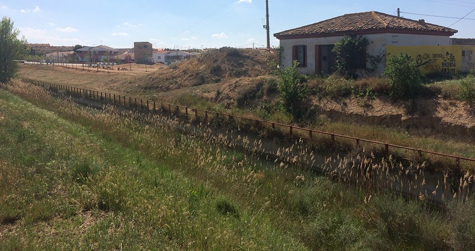 Imatge del Canal i una casa de guardes en el teme de Sidamon