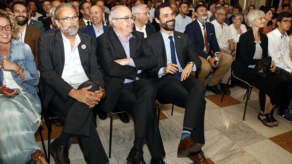 Seguint la investidura de Miquel Pueyo Roger Torrent, l'expresident Benach i el conseller d'Educació, Josep Bargalló