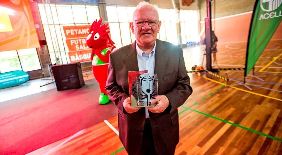 Josep Pijoan, amb el guardó Special Olympics