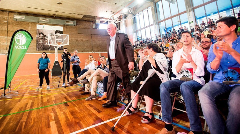 Josep Pijoan, en el moment de rebre el guardó d'Honor Special Olympics