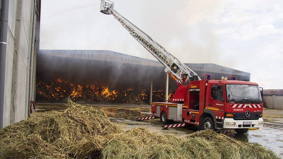 Els Bombers i operaris de l'empresa han intentat retiral part del farratge