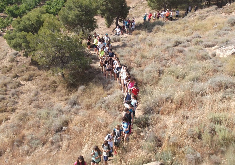 Els participants en la Marxa recullen les deixalles que troben en el recorregut