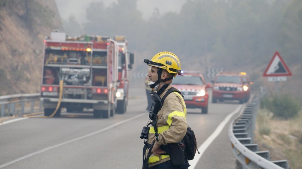 Un bomber observa l'incendi de Maials