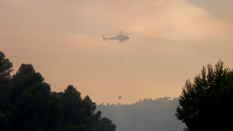 Un helicòpter sobrevola l'incendi de Maials. Imatge del 22 de juny de 2019. (Horitzontal)