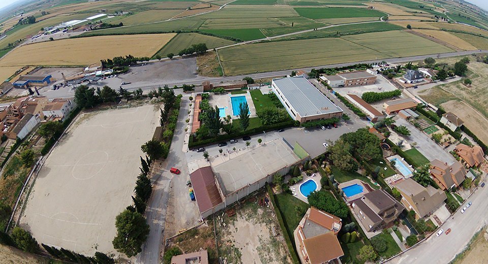 Imatge de la zona actual de l'escola, el pavelló poliesportiu i camp de futbol Bell-lloc