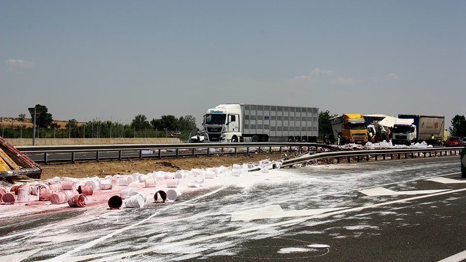 Dos dels tres camions que han col·lidit a l'autovia A-2 al seu pas per Vilagrassa