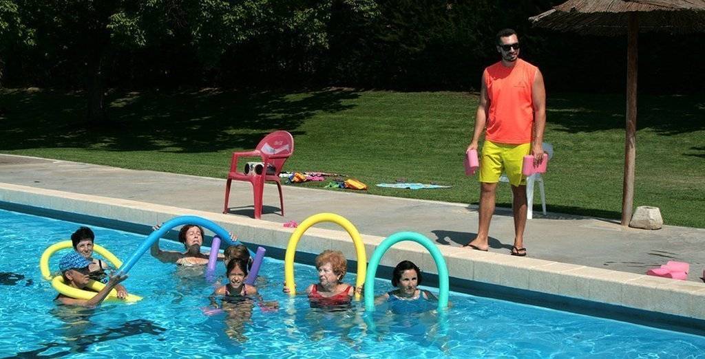 Petits i grans gaudeixen de les piscines als municipis del territori