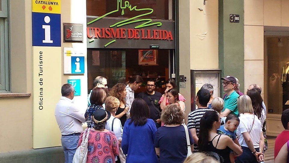 Imatge de l'Oficina de Turisme de Lleida amb un grup de visitants