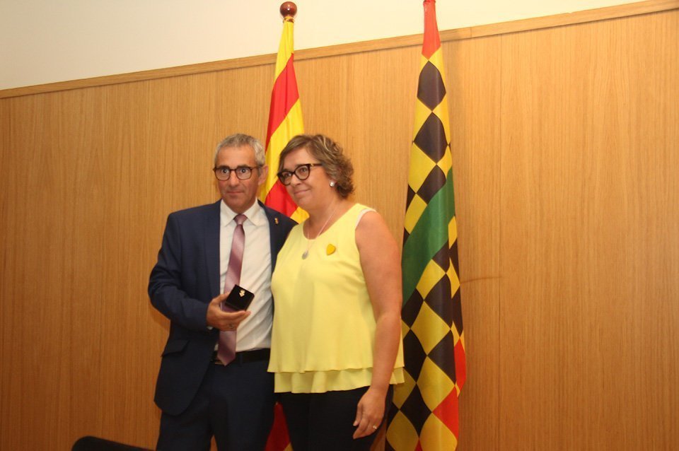 El president lliure les insignies als nous Consellers Comarcals