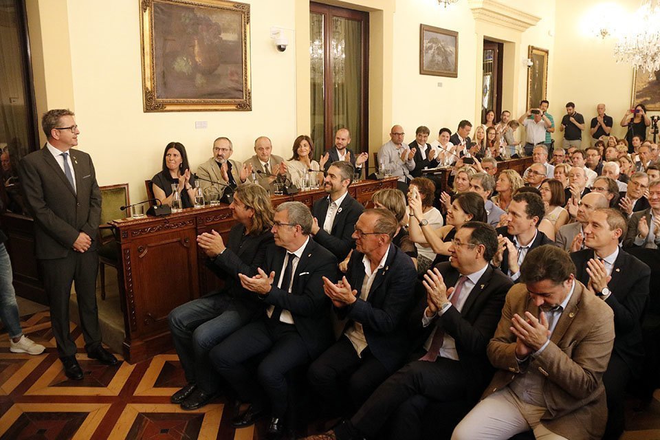 Pla obert on es pot veure el nou president de la Diputació de Lleida, Joan Talarn, de peu dirigint-se al saló de plens ple de públic, el 12 de juliol de 2019. (Horitzontal)